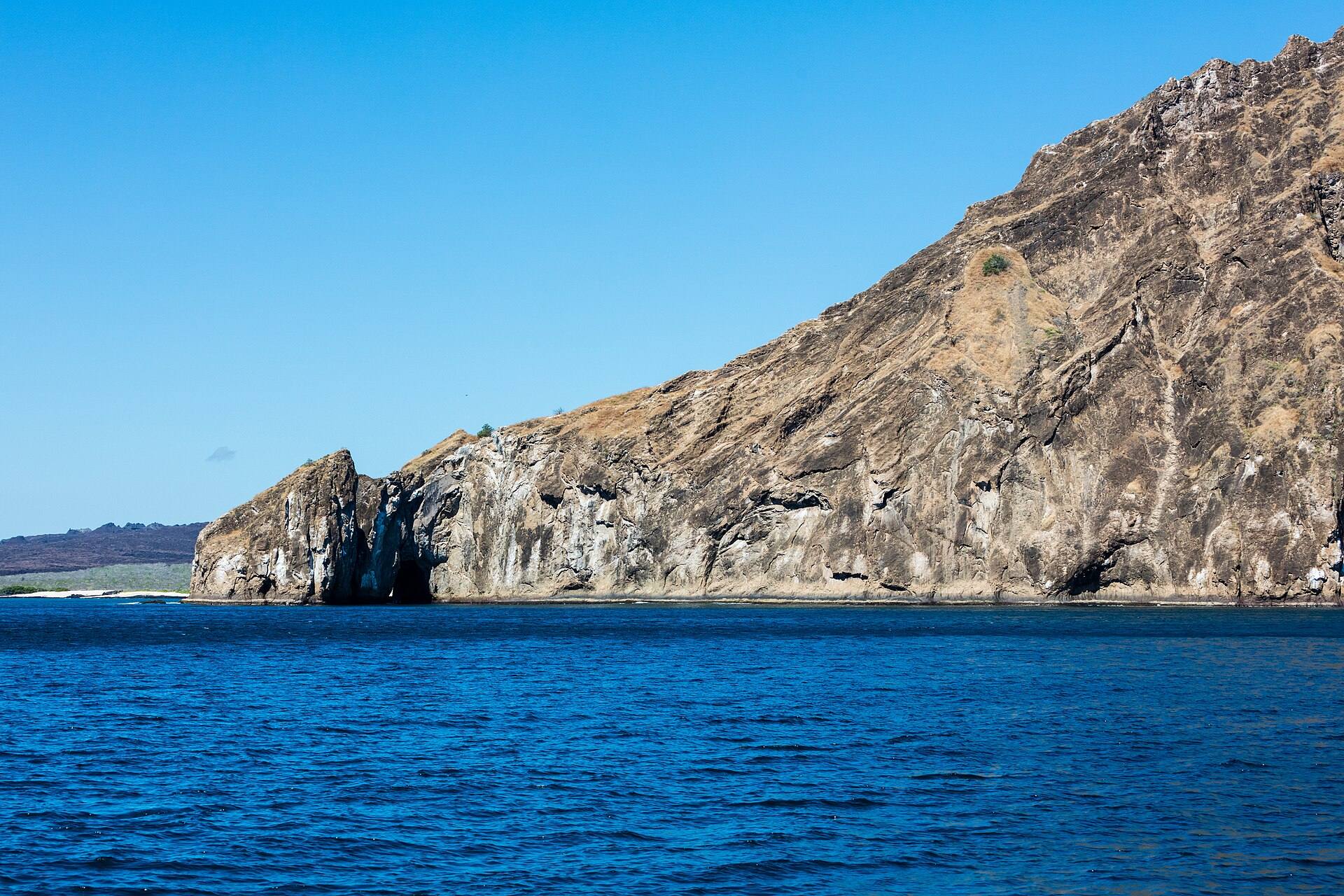 Acantilados volcánicos claros de Cerro Brujo en San Cristóbal.