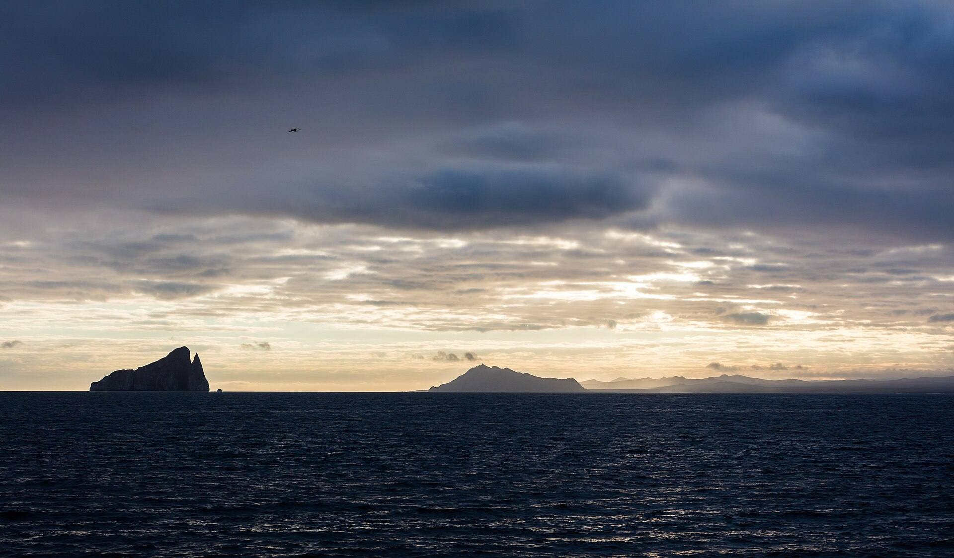 Siluetas de rocas al amanecer frente a la costa de San Cristóbal